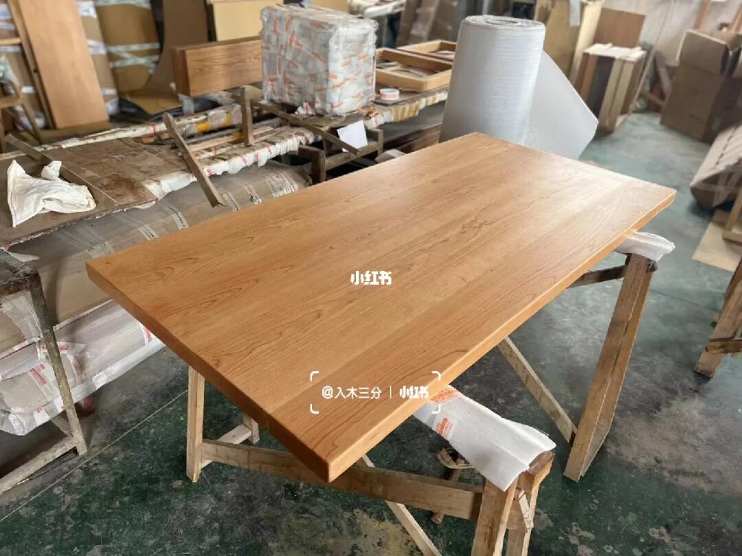 櫻桃木桌板懸浮桌 現(xiàn)代木質家具制造的工藝與魅力